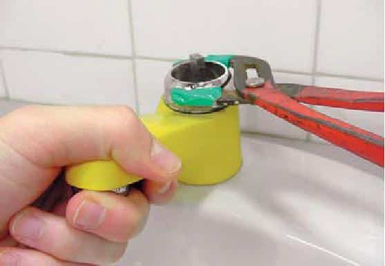 devissage-bague-serrage-robinet-mitigeur