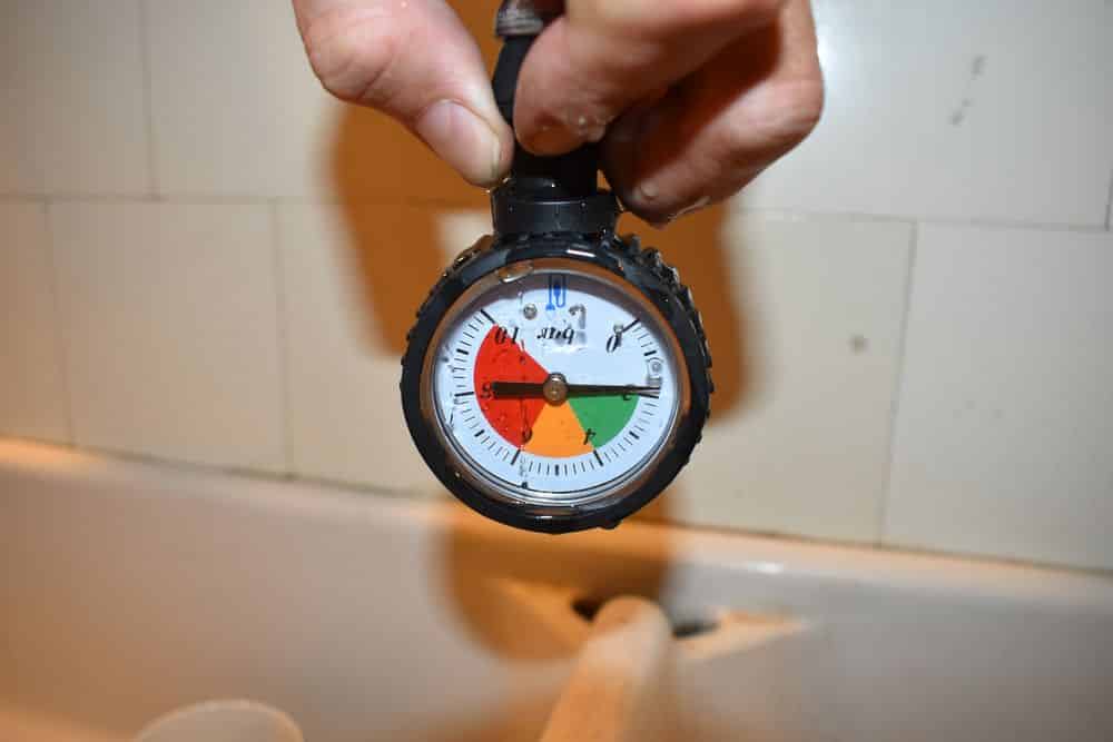 mesurer-pression-robinet-manometre